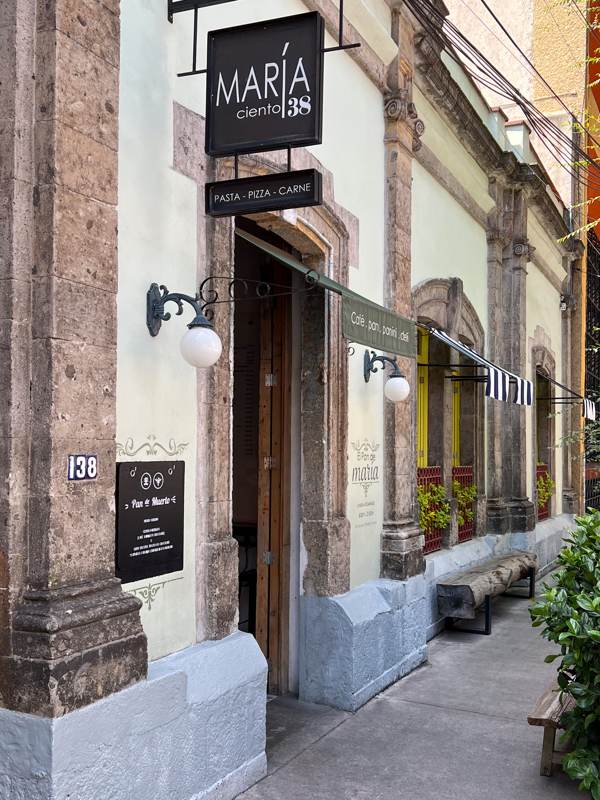 Fachada de María Ciento38 en una casona del siglo XIX