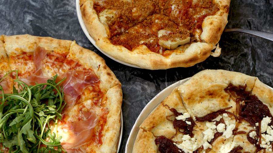 Pizzetas con prosciutto, alcachofa y cebolla caramelizada