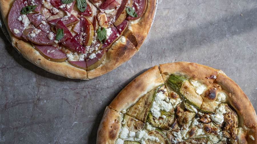Pizzetas de pera y de calabacita con queso de cabra