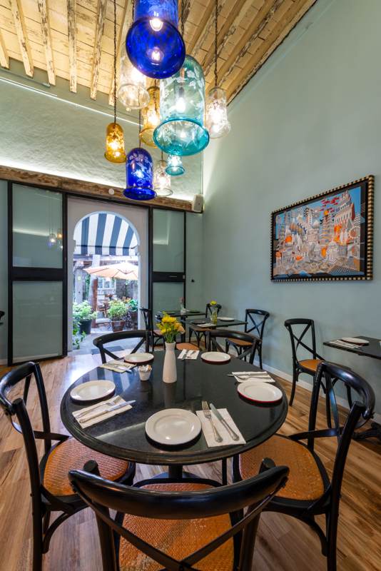 Salón con lámparas de vidrio de colores