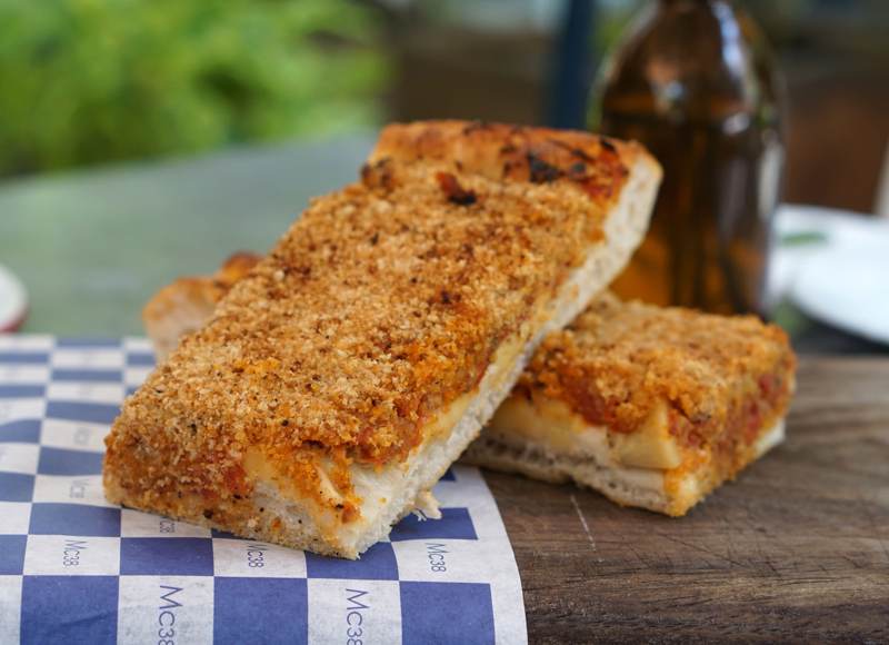 Sfincione, pizza siciliana con migas